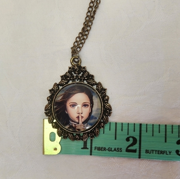 Girl with secrets cameo necklace - Picture 5 of 6